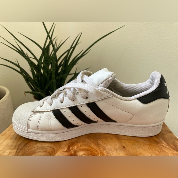 Adidas Superstar Men's 5.5 - Picture 2 of 15